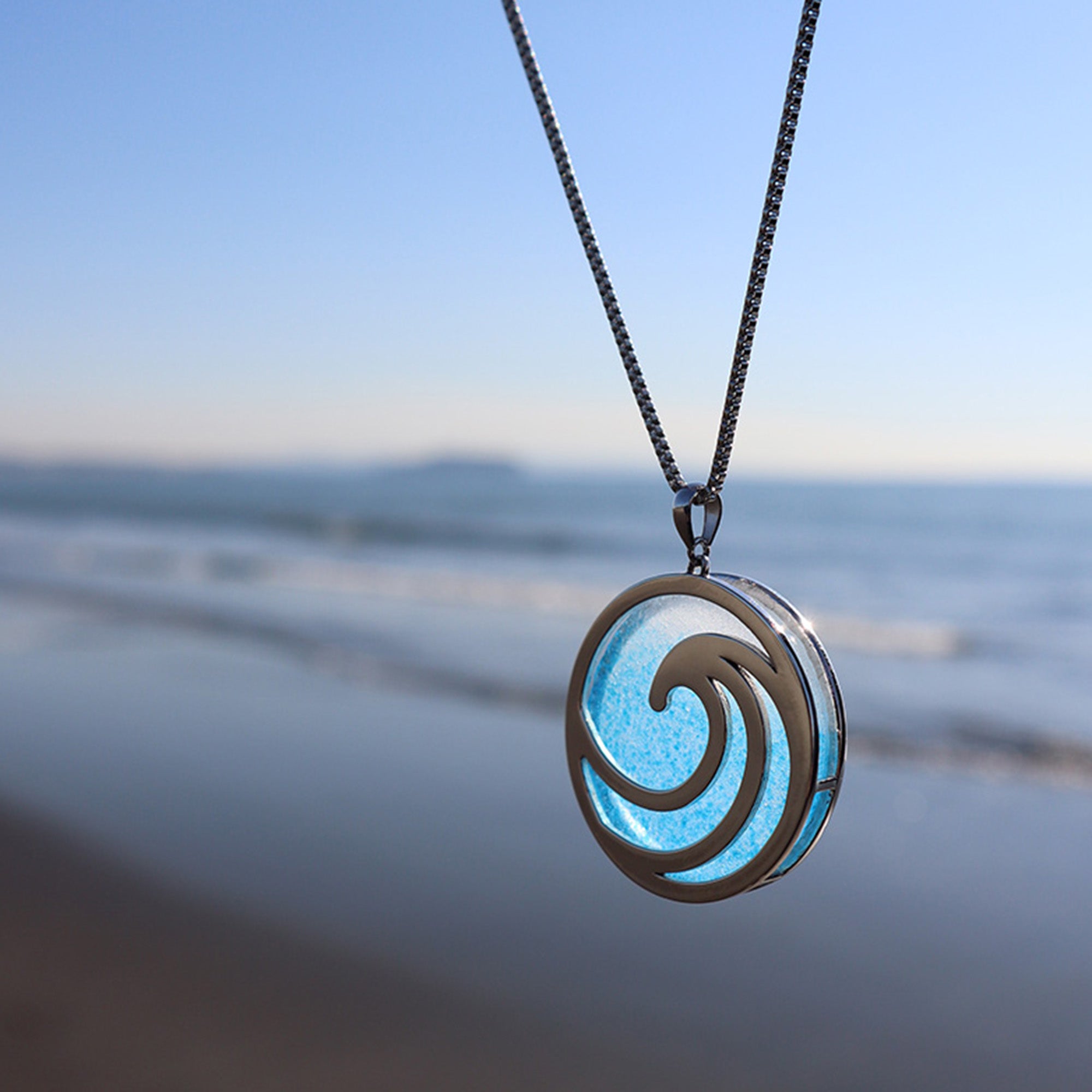 「UNERI」(ガラスペンダント)