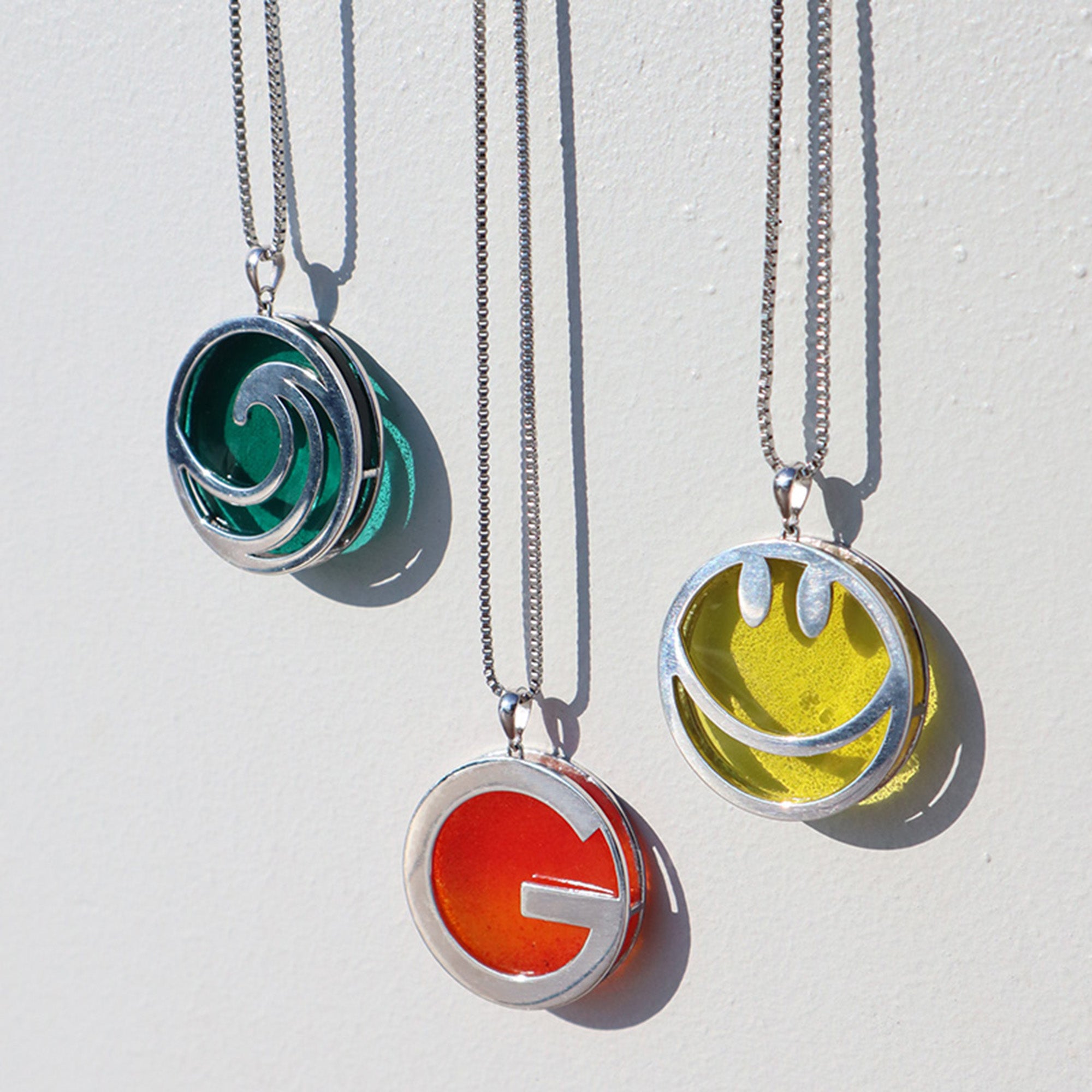 GLEAM GRAIN 「UNERI」(ガラスペンダント) シルバー