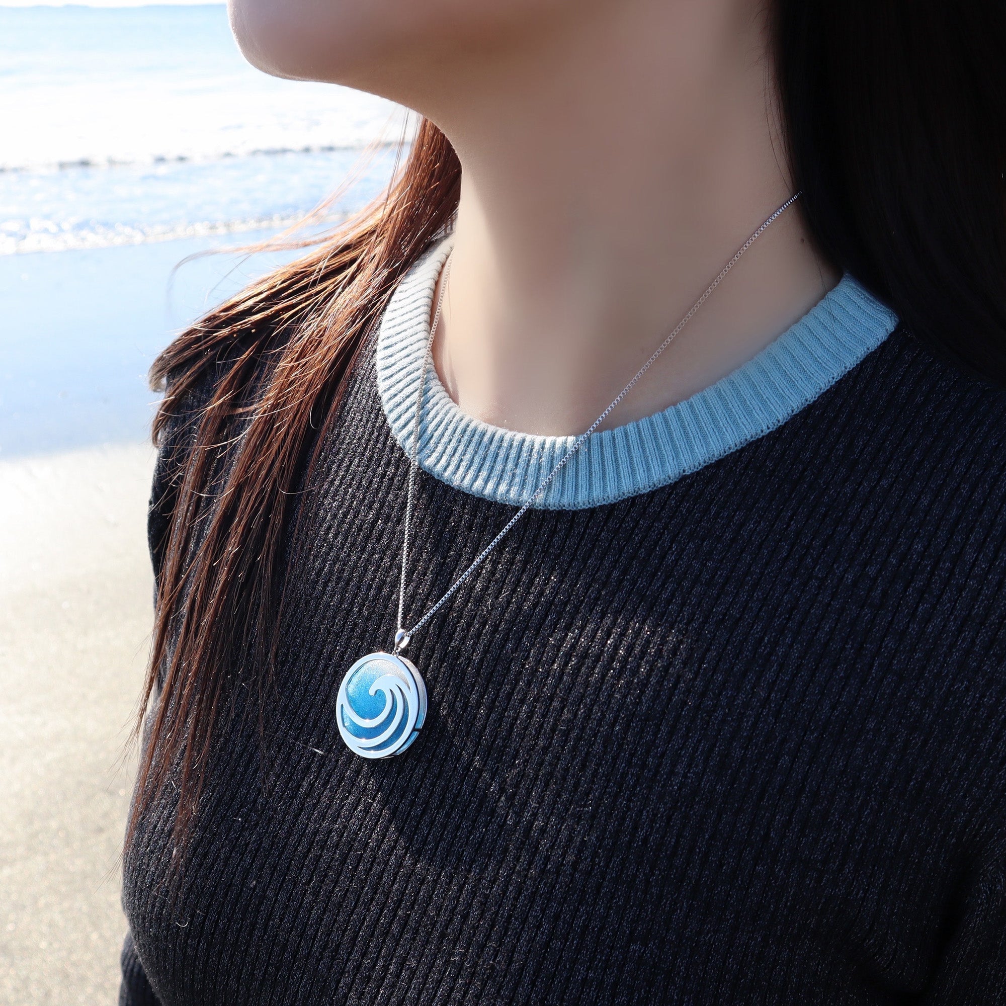 GLEAM GRAIN 「UNERI」(ガラスペンダント) シルバー