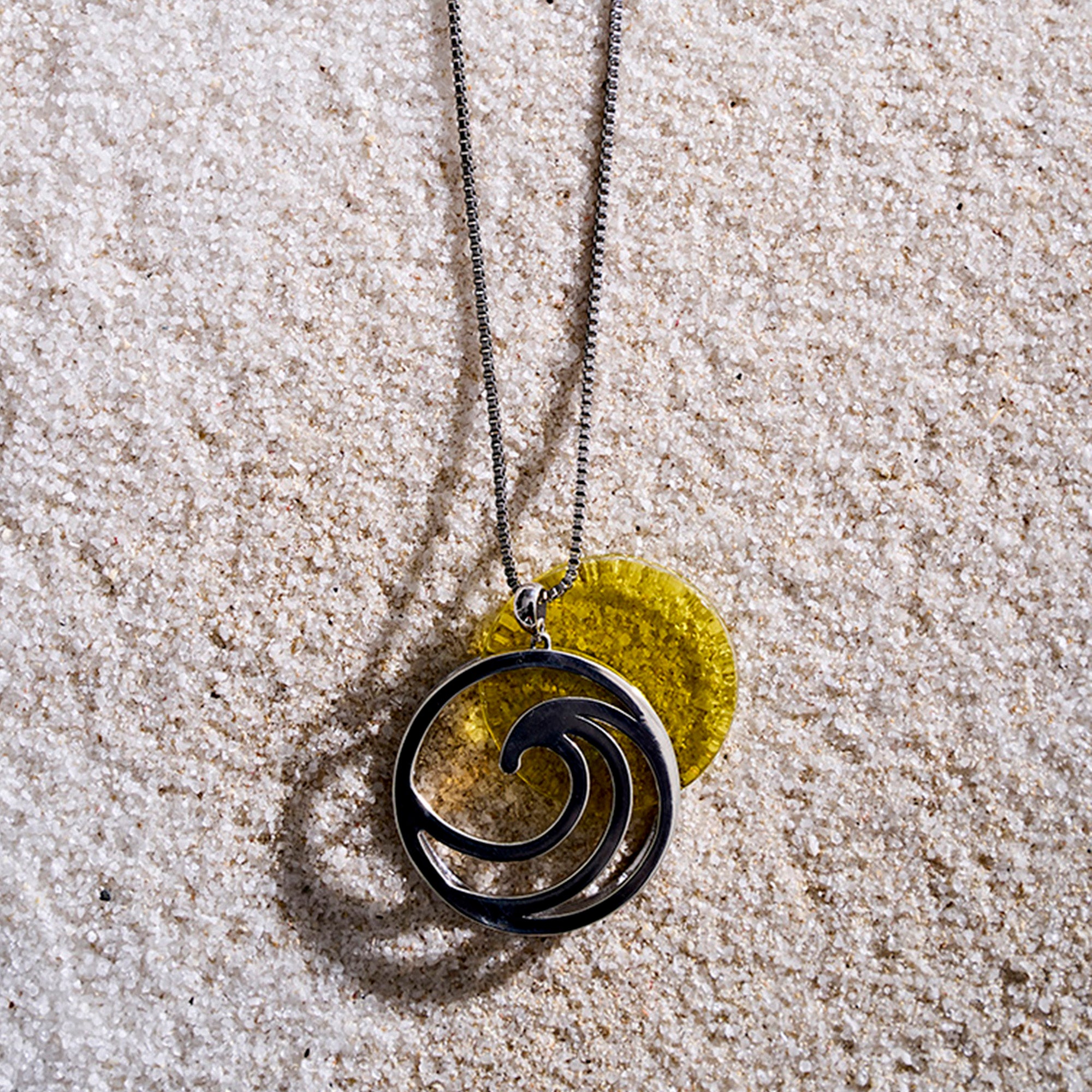 「UNERI」(ガラスペンダント)