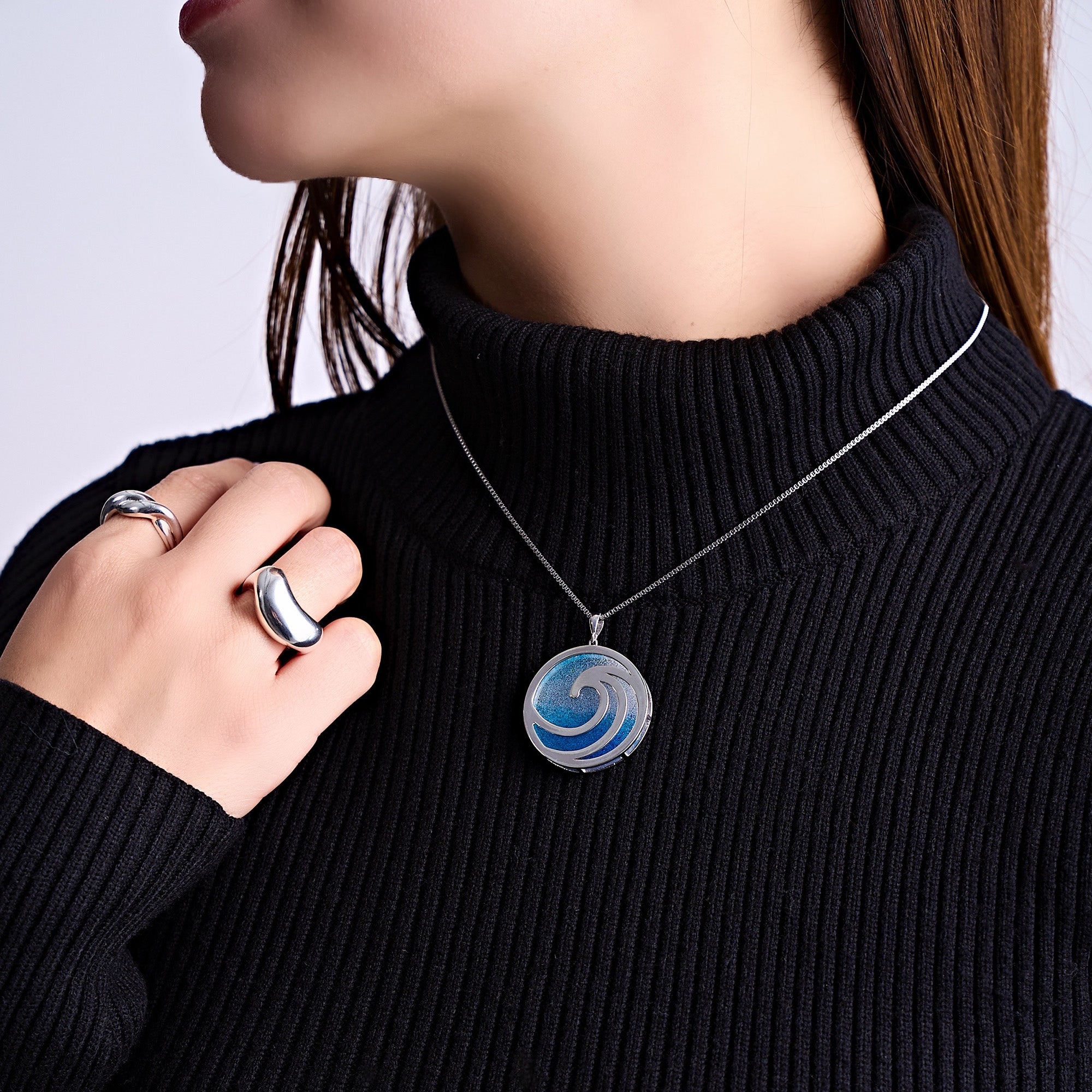 「UNERI」(ガラスペンダント)